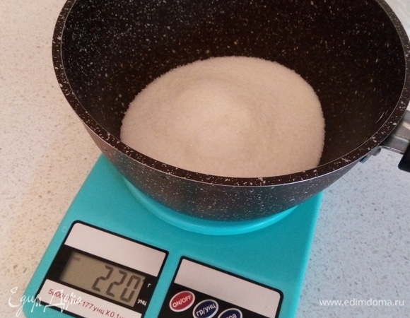 В сотейник с толстым дном отмеряем сахар.