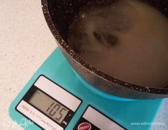 Глюкозный сироп 43%. Ставим на плиту и начинаем варить карамель.