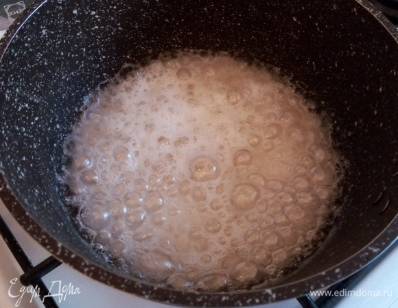 Когда карамель закипит, она увеличится в объеме, для этого нам нужен сотейник с высокими бортами.