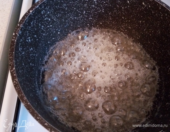 Чтобы предотвратить кристаллизацию сахара, сироп нужно помешивать как можно реже. Если сахар кристаллизуется, процесс уже необратим.