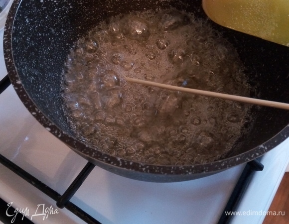 Если есть термометр, то варим карамель до 145–150°C. Чтобы приготовить карамель для леденцов без термометра, нам понадобится стакан с холодной водой и деревянная шпажка.