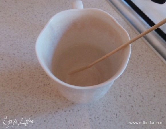 Окунаем шпажку в сироп и быстро погружаем ее в ледяную воду. Если услышали шипение карамели в воде, а вытащив из воды, карамель превратилась в твердый шарик, который не мнется и не липнет, значит карамель готова. Если шарик еще липнет или мягкий, продолжаем варить карамель.