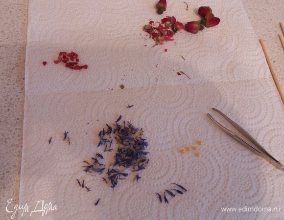 Готовим заранее шпажки, декор и коврик тефлоновый, можно воспользоваться и бумажным.