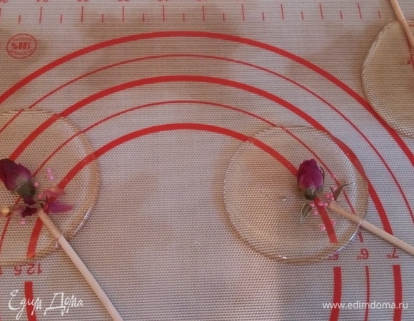 Карамель готова, отливаем леденцы ложкой. Не забываем и не медлим вставлять палочки в леденцы, так как карамель очень быстро застывает. Если сразу не вставить палочку, потом уже не вставите. Кстати, палочку не просто вставляем в леденец, а вставляем и прокручиваем, чтобы карамель покрыла шпажку. И если хотите украсить леденец, это также нужно делать сразу и быстро.