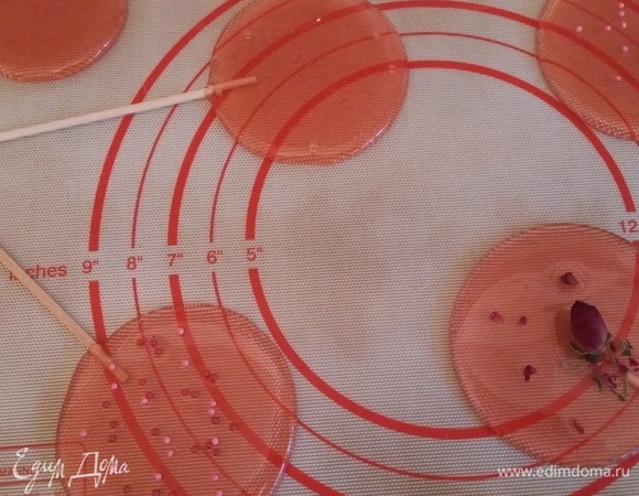 Если вы хотите разноцветные леденцы, добавляем капельку красителя и отливаем леденцы дальше.