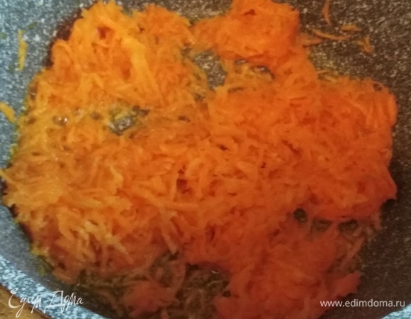 Морковь натереть на мелкой терке. Обжарить на растительном масле до изменения цвета.