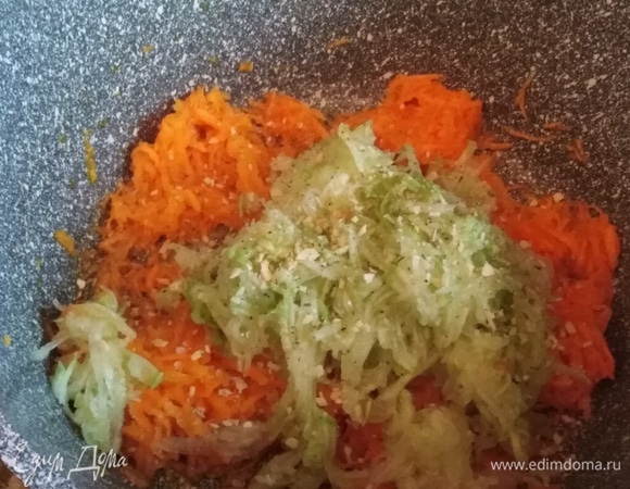 Добавить натертый на мелкой терке кабачок, немного соли и сушеный чеснок. Перемешать.