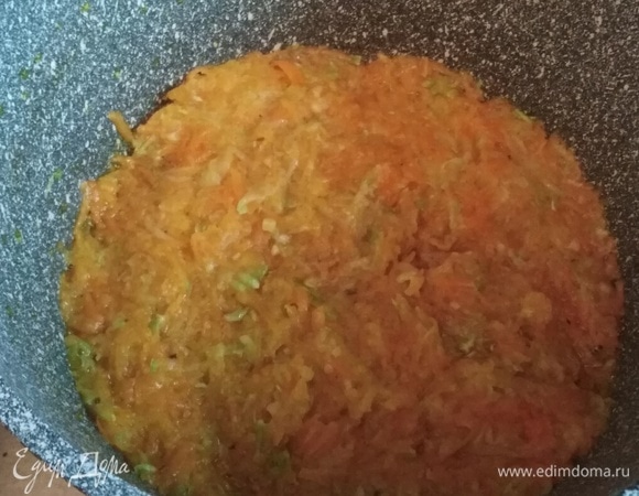 Обжарить до золотистого цвета.