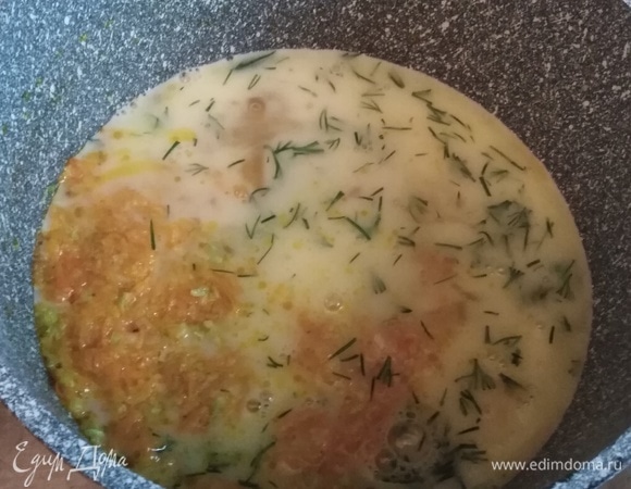 Яйца смешать с водой, добавить соль и укроп. Взбить слегка вилкой. Добавить в овощи. Перемешать.