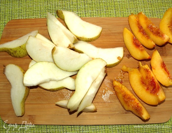 Грушу лучше взять крупную. Удалить семена, плодоножку и нарезать на дольки. Крупный спелый нектарин освободить от косточки и нарезать на дольки.