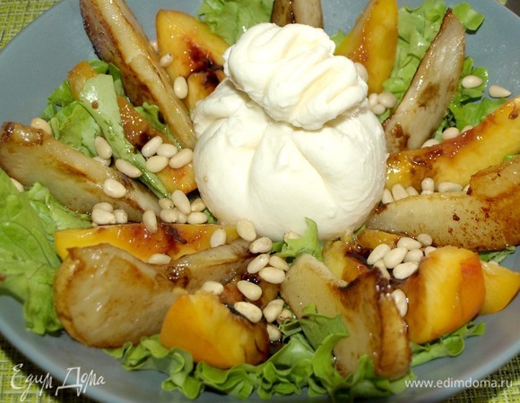 В центр тарелки кладем буррату. Выкладываем кусочки груши между нектаринами. Поливаем образовавшимся соусом во время приготовления груши. Добавляем кедровые орехи и посыпаем измельченным розовым перцем. Можно подавать к столу.