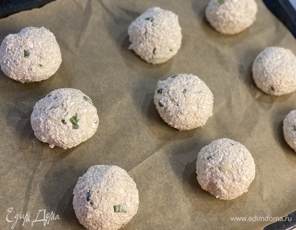 Смешать творог, сыр, зелень, яйцо, сметану и муку. Влажными руками скатать шарики, выложить на противень.