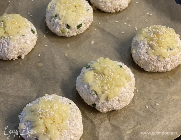 Посыпать кунжутом и запекать до золотистости при 180°C 20–30 минут. Подавать пончики теплыми.