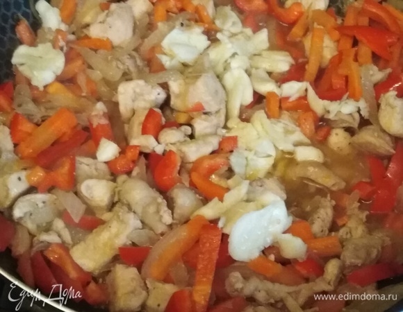 Куриное мясо нарезать кусками. Посыпать перцем. Слегка обжарить на растительном масле. Добавить поочередно нарезанный лук, слегка припустить. Морковь. Обжаривать все до изменения цвета овощей. Всыпать нарезанный болгарский перец и раздавленные ножом зубчики чеснока. Влить соевый соус. Тушить до полуготовности перца.