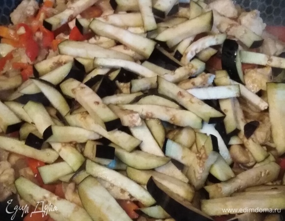 Баклажан нарезать, посыпать солью. Оставить на 10 минут. Добавить к овощам. Жарить 5 минут.