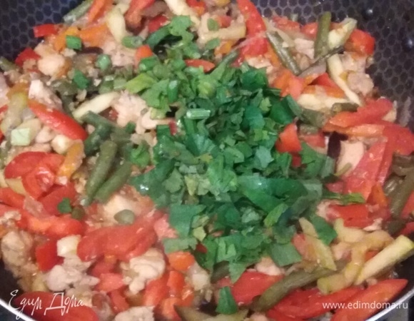 Засыпать зелень сельдерея. Посолить. Накрыть крышкой. Убавить огонь.