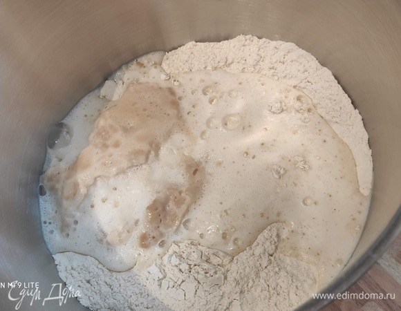 Для начала нужно смешать теплые молоко и воду с сахаром (медом) и дрожжами. Оставить для активации дрожжей в теплом месте на 10–15 минут. За это время смешать в чаше комбайна просеянную муку.<br />
Тут возможны варианты.<br />
1. Цельнозерновая мука может быть любой (ржаной, полбяной или пшеничной).<br />
2. Ржаную можно заменить на полбу.<br />
3. Пшеничную можно использовать, а можно целиком взять хлебопекарную. Когда на дрожжах появится характерная шапочка, добавить их в муку, затем — соль и 1 ст. л. белого бальзамического уксуса. Замесить тесто.<br />
Кстати, белый бальзамический уксус можно заменить яблочным или уксусом белого вина. Вместо молока можно использовать кефир, тогда уксус вообще не нужен.