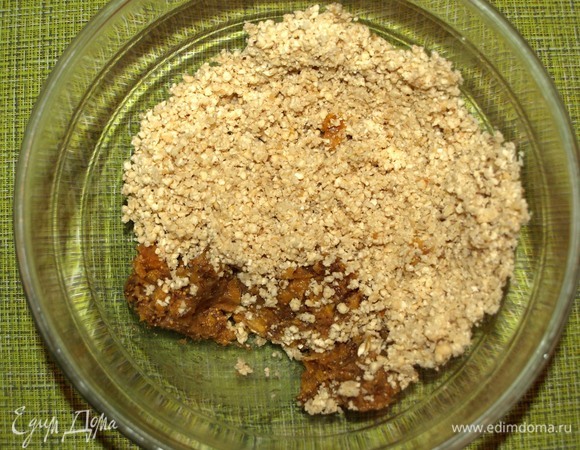 Курагу и инжир залить теплой водой на 20–30 минут. Воду слить. В чаще блендера измельчить сухофрукты и орехи.