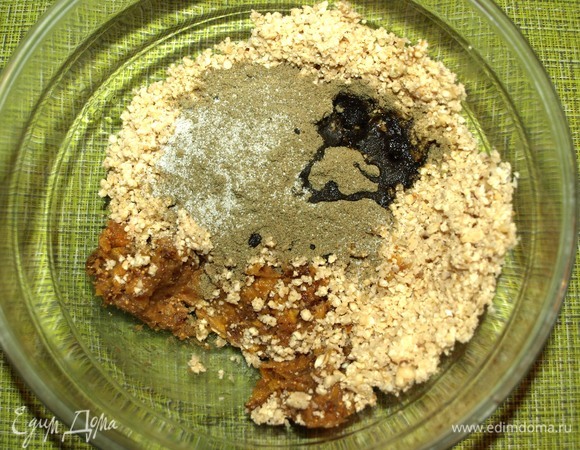 Добавить к измельченным орехам и сухофруктам конопляную муку, порошок стевии или любой другой подсластитель, конопляное масло. Все хорошо перемешать.