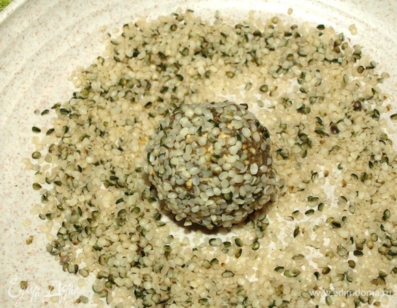 Обвалять каждый шарик в семенах конопли.