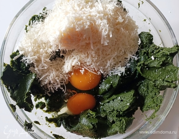 Шпинат отварить, измельчить. Добавить два яйца и тертый сыр. Перемешать.