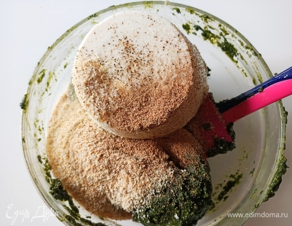 Затем добавляем рикотту, панировочные сухари, соль, перец и мускатный орех, хорошо перемешиваем.