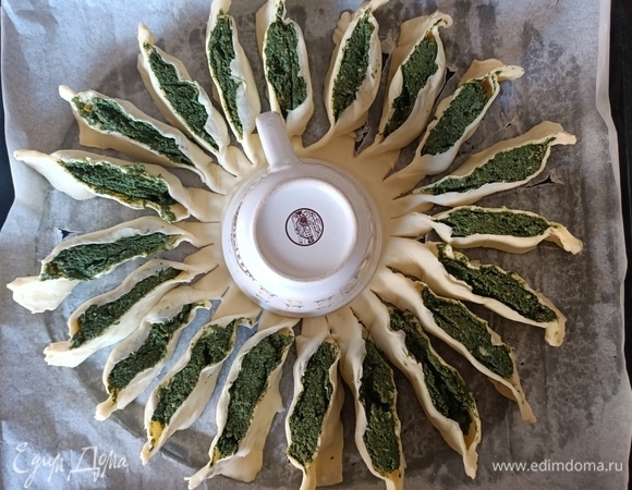 Аккуратно переворачиваем каждую часть так, чтобы начинка смотрела вверх.