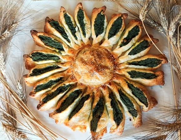 Разогреваем духовку до 200°C и выпекаем пирог в течение 20–25 минут. Приятного аппетита!