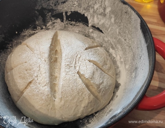 Аккуратно переложить в жаровню, смазанную маслом и посыпанную мукой. Жаровню накрыть крышкой и отправить на нижний уровень холодной духовки. Духовку включить на 220°C (режим «верх/низ») и выпекать хлеб 50–60 минут. Мне хватило 50 минут.