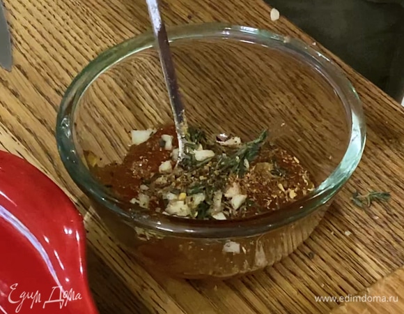 Приготовить маринад: варенье соединить с листьями 2 веточек тимьяна, измельченным чесноком, щепоткой соли и перца, затем добавить цедру и сок лимона, влить 2 ст. ложки оливкового масла, все перемешать.