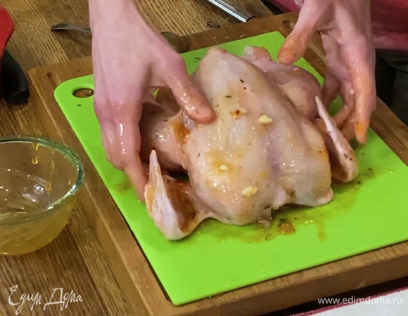 Тушку цыпленка промазать маринадом снаружи и внутри, уложить в форму для выпекания и оставить мариноваться.