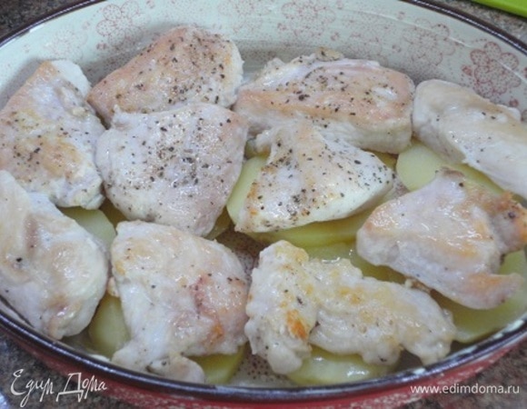 Куриные грудки нарежьте порционными кусочками толщиной не менее 1 см, посолите, поперчите и обжарьте на растительном масле с обеих сторон до небольшой золотистости, т. е. только для того, чтобы как бы «запечатать» мясо, чтобы оно оставалось сочным. Выложите готовые кусочки на картофель. Накройте их кружочками помидоров.