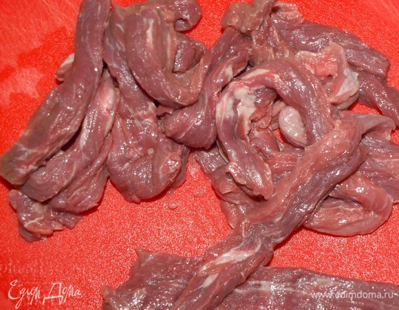 Говядину нарезать тонкими длинными кусочками вдоль волокон. В сковороде разогреть масло и обжарить мясо до готовности. Добавить нарезанный полуперьями лук и соевый соус. Готовить 2 минуты, постоянно помешивая.