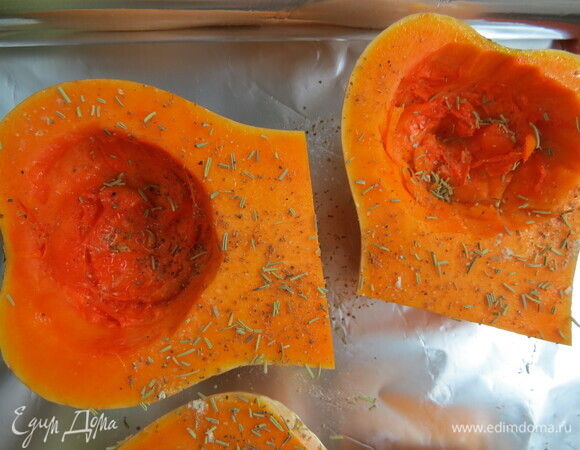 Первым делом нужно запечь тыкву. Духовку разогреть до 200°C, запекать тыкву в фольге 20–25 минут. Готовить ее можно со шкуркой, после запекания шкурку будет снимать гораздо легче. Пока запекается тыква, готовим тесто.