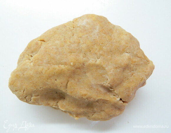 В масляно-мучную крошку добавить желток и холодную воду, быстро замесить тесто. Долго вымешивать не нужно, главное, чтобы оно собралось в комок.