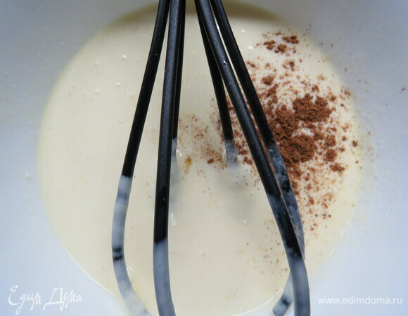 Пока основа запекается, приготовить заливку. Смешать с помощью венчика яйца, сливки, натертый на мелкой терке зубчик чеснока, мускатный орех, соль и перец по вкусу.