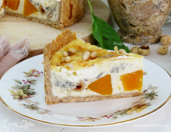 Запекать при 200°C 40 минут, начинка должна полностью схватиться. Дать немного остыть (минут 15–20) и можно нарезать. Если у вас случайно окажется трюфельное масло, добавьте пару капель перед подачей. Приятного аппетита!