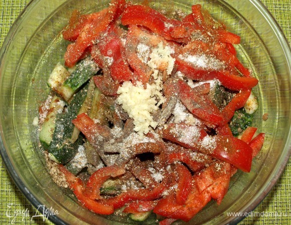 Сливаем с огурцов жидкость. Добавляем нарезанный перец, черный и красный перец, измельченные семена кориандра, сахар. Выдавить чеснок. Если требуется, то добавьте соль по своему вкусу. Все хорошо перемешать.