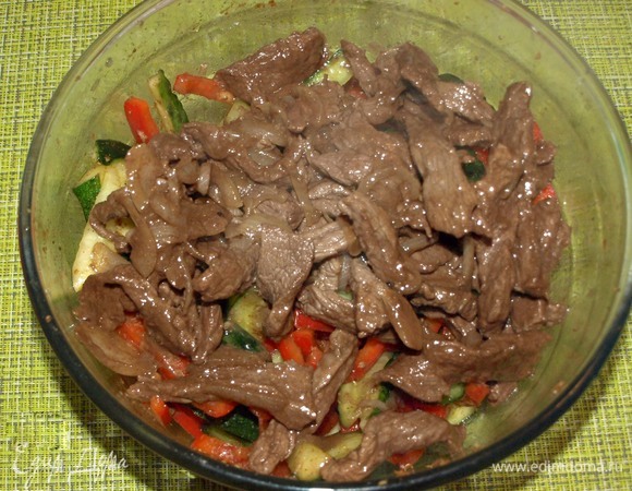 Добавить готовую говядину и уксус.