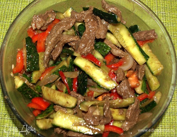 Все перемешиваем. Отправить в холодильник настояться. Перед подачей салат еще раз перемешать и добавить свежую зелень.