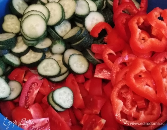 Нарезать помидоры, огурцы, перец.