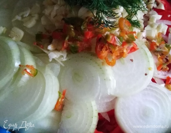 Добавить нарезанный лук, рубленый чеснок и острый перец.