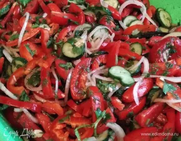 Салат перемешать. Дать настояться в течение 30 минут, периодически помешивая.