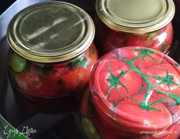 Прикрыть крышками. Стерилизовать в течение 40 минут. Затем в каждую банку влить по чайной ложке уксуса. Банки закатать.