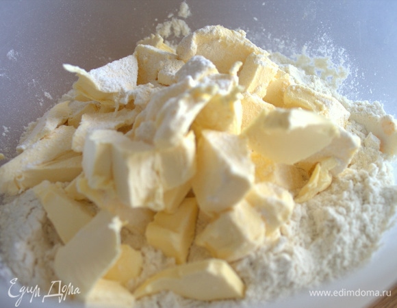 Масло или маргарин порубить в муку с разрыхлителем.
