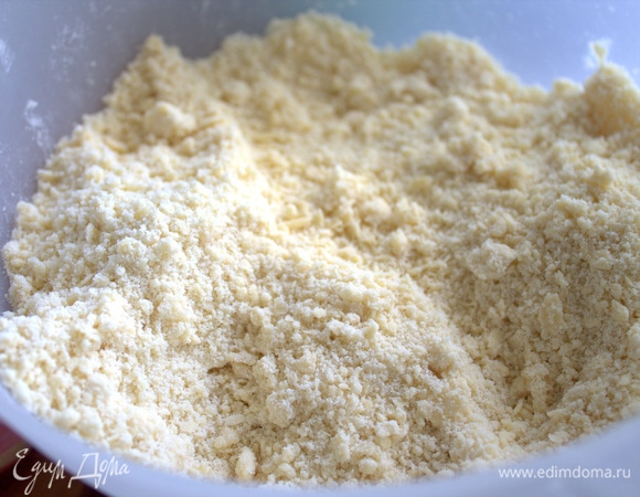 Перетереть быстро в крошку.