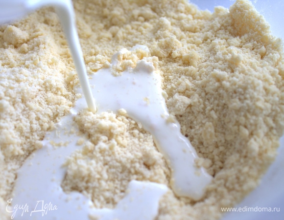 Влить сливки. Если их нет, можно использовать жирное молоко.