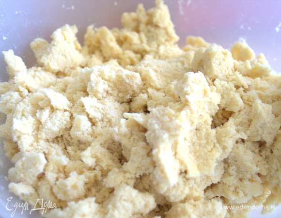 Начинаем собирать тесто в ком. Возможно, придется добавить еще ложку сливок (до 70 мл).