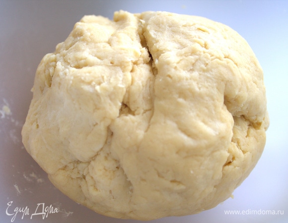 Шар теста положить в пакет и убрать в холодильник.