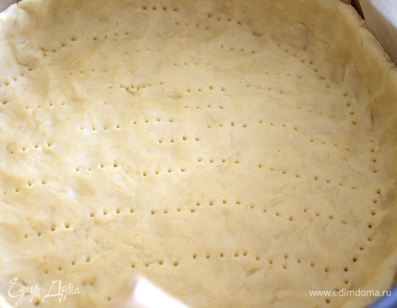 Мне удобнее сразу размять по форме с пергаментом и так убрать в холодильник на 30–40 минут.